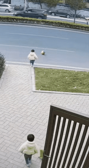 谁说猫咪高冷没灵性？这只“救命小猫”用一扑，打脸了多少粗心家长