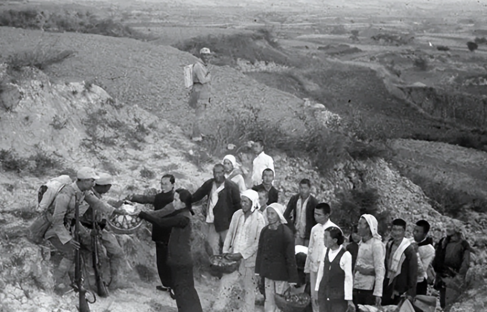 1944年，冀南4分区区长冯国栋前去执行任务，不料被伪军包围在一农户家中。眼见冯