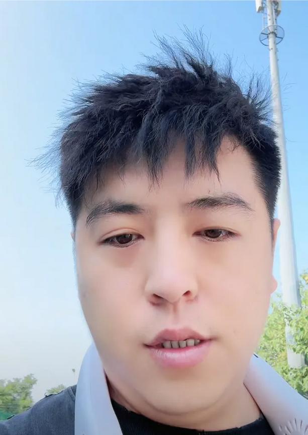 张伦巴八点直播，一大早京北非常热！这些东北主播，估计受不了，张伦巴说不想坐地