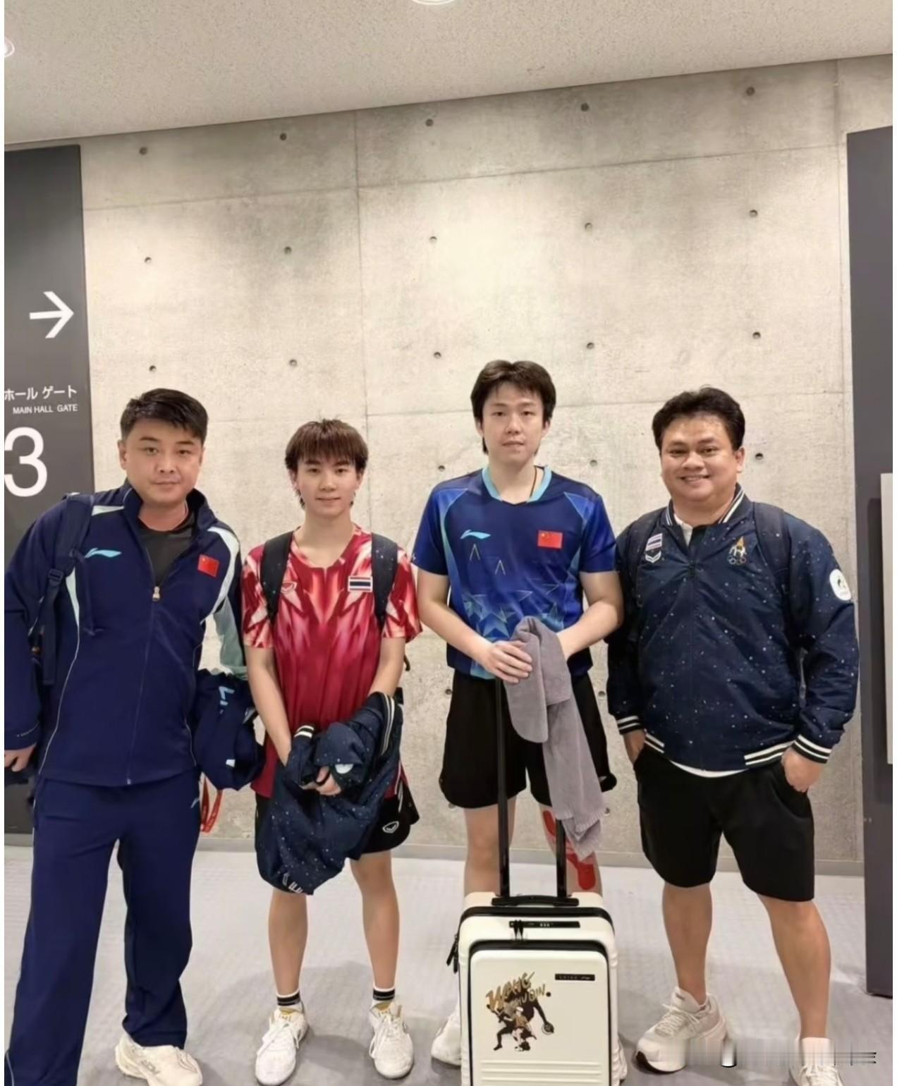 虽然泰国队的提塔帕在场上和王楚钦打得披头散发，下场后仍然要找王楚钦合影。这个