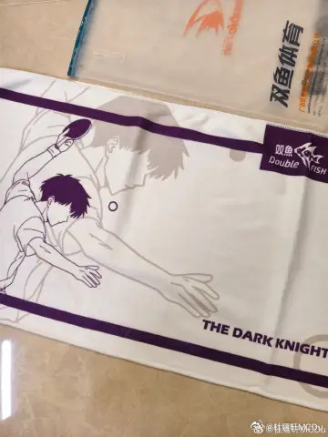 前一阵收到了双鱼出的林高远的运动毛巾，上面的The Dark Knig...