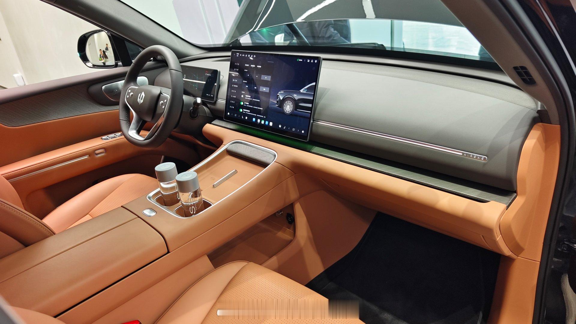 零跑d19真的是价格屠夫，这么大一台车，该有的都有了，21.98万起....关