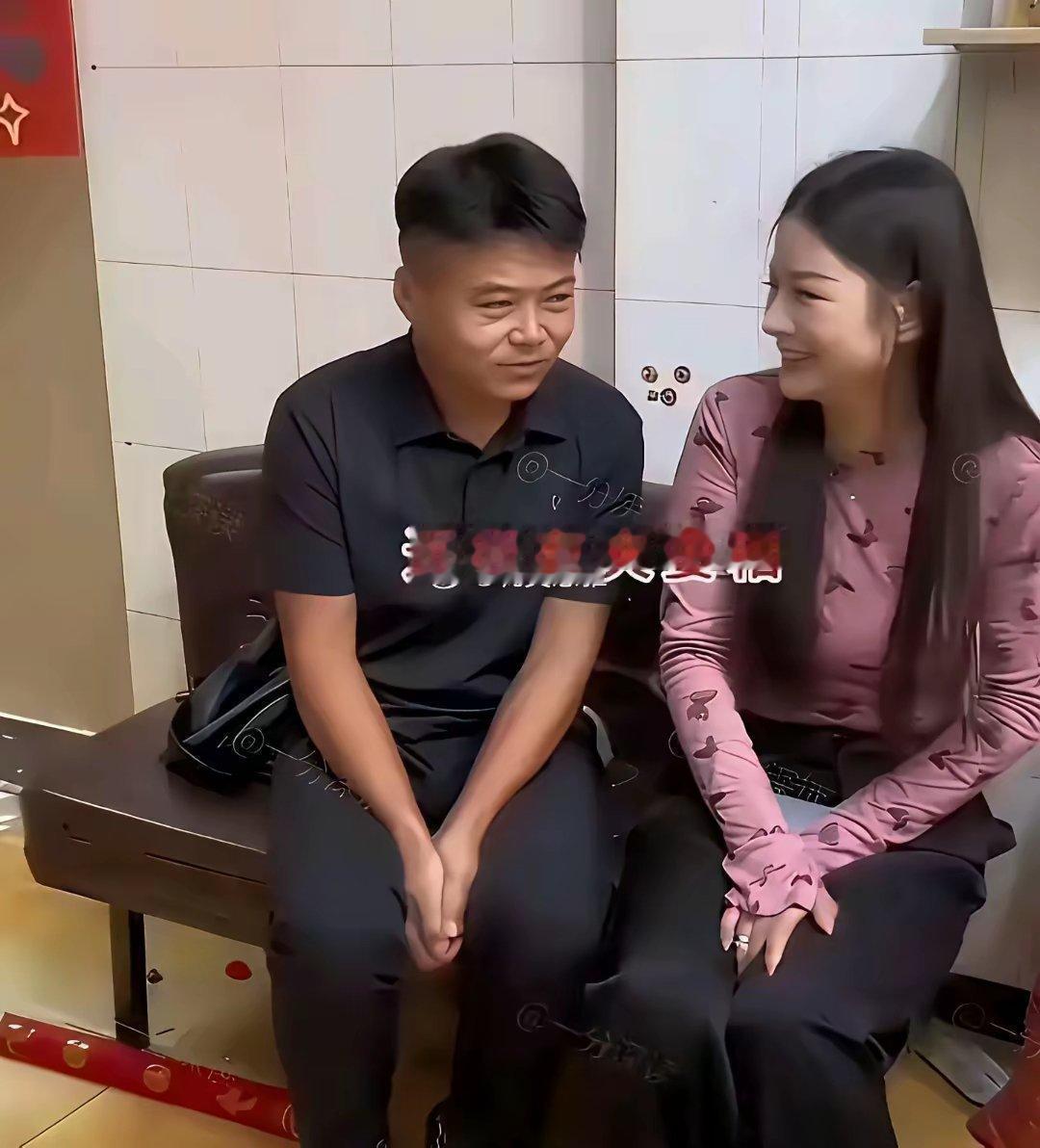 我感觉这小伙自己偷着乐吧，虽然相亲女生比自己大七岁，但是光看面相感觉女生比小伙子