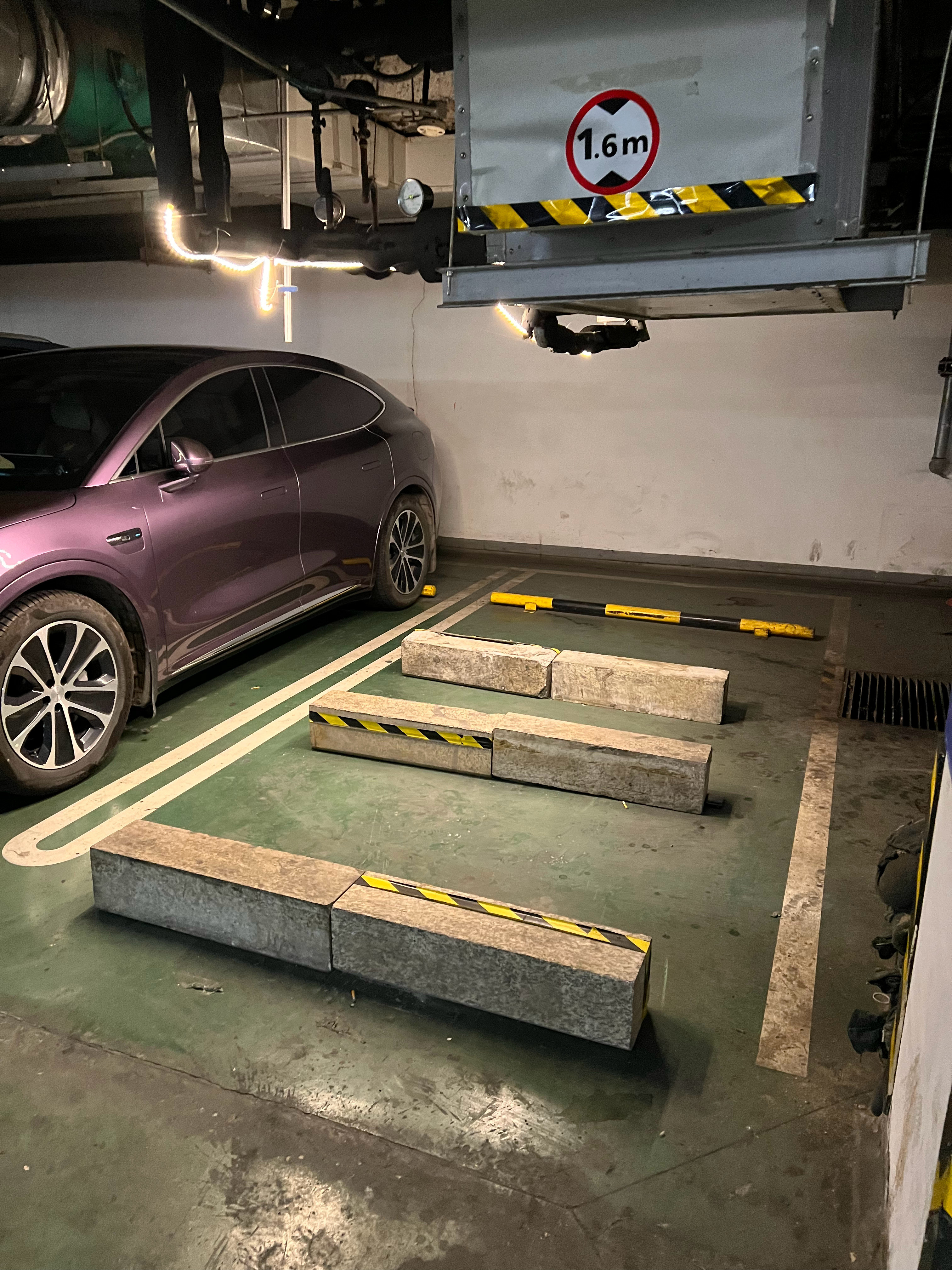 记得上次我刮车顶那个车位吗彻底不让人停了挺好的天津·泰达MSD