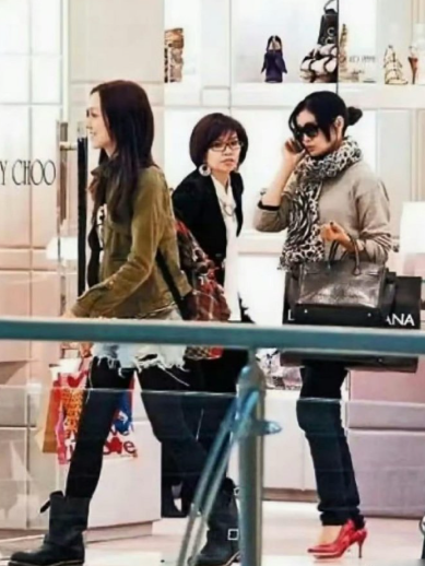 20年前的大S真的好酷哦！随随便便一套衣服就惊人的好看，放到现在妥妥一穿搭博主