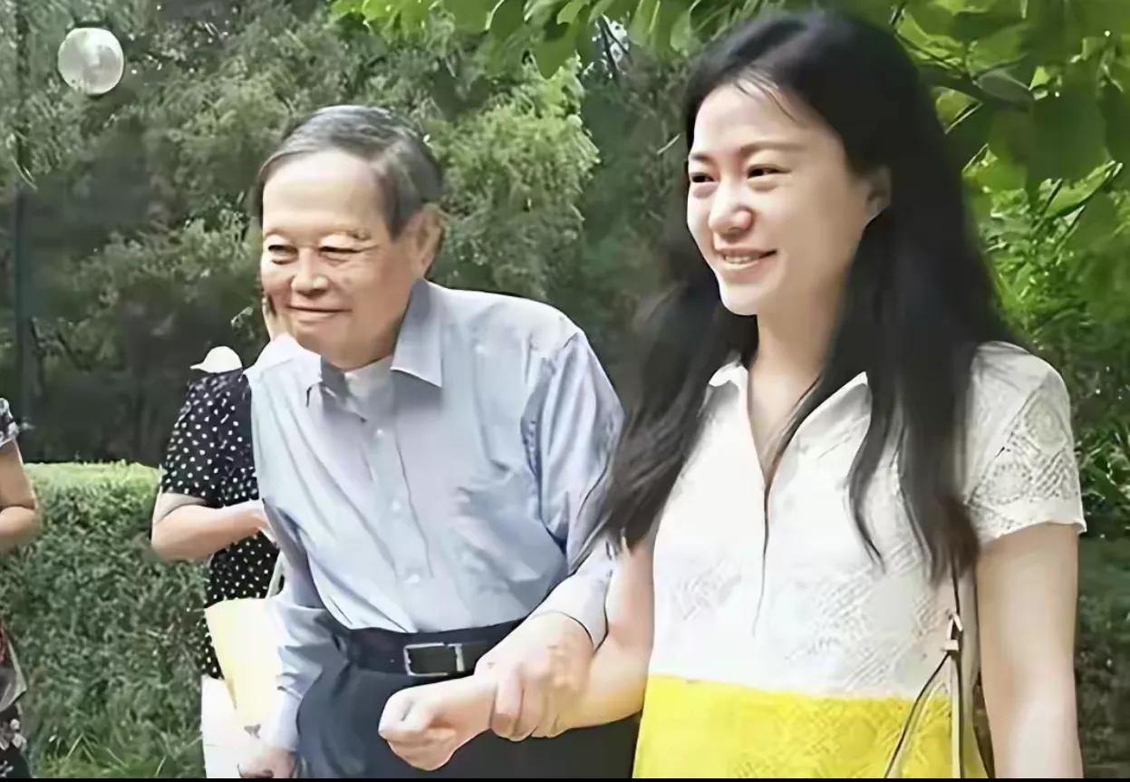 我特别佩服翁帆，当时那个28岁年轻的她！一个28岁的年轻女孩子，不畏流言蜚语，挑