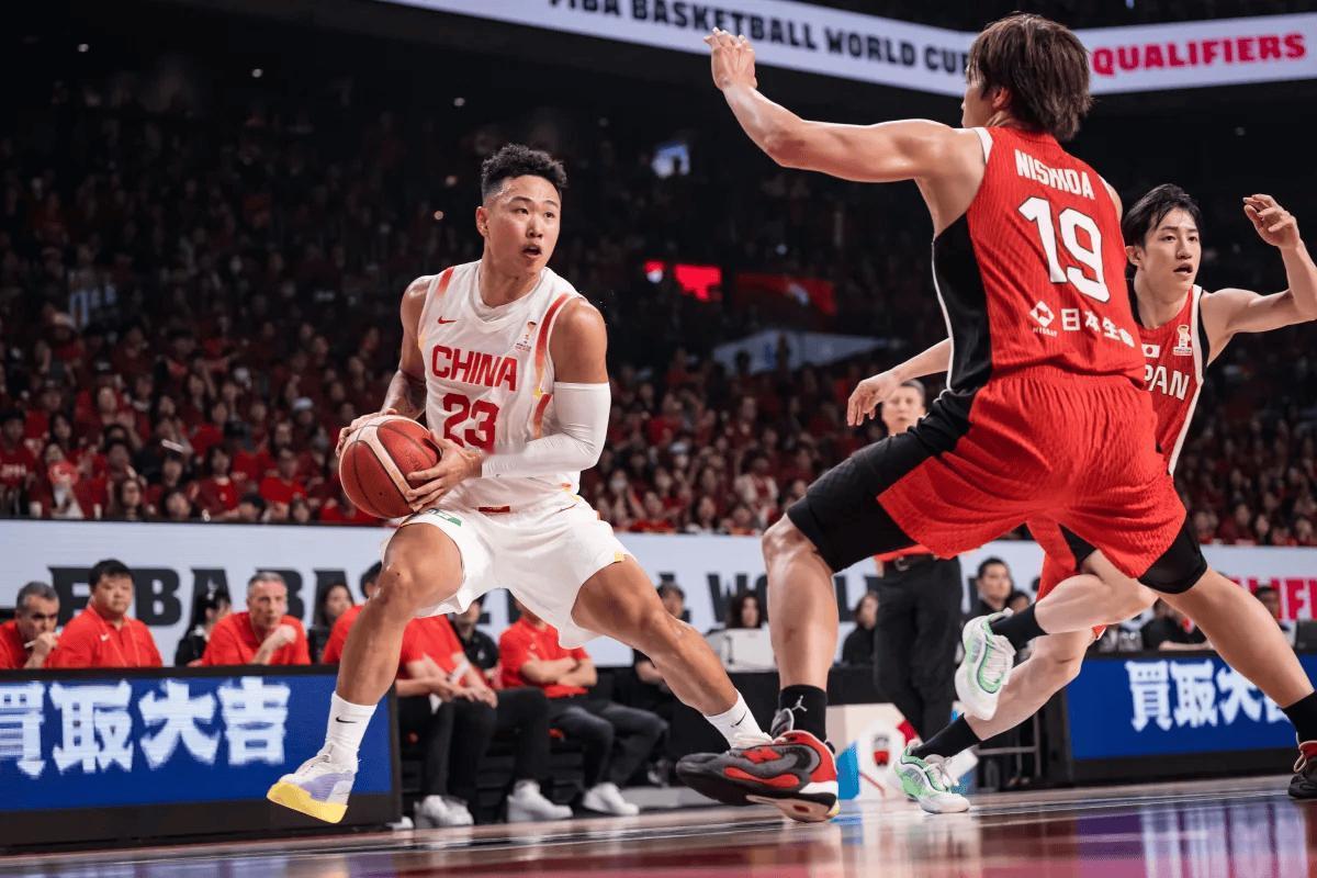 中国男篮逆转日本揪出最大毒瘤！他上场8分钟，球队输10分，打的真差！ 2月2