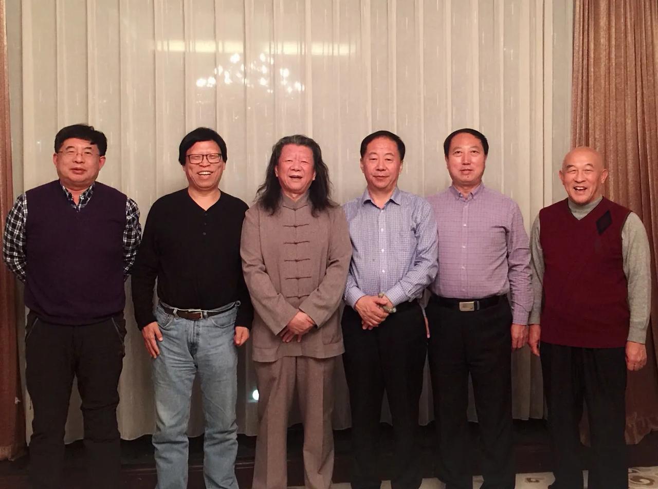 我有个定居美国的本家哥哥，比我年长一岁，儿时我们总在一起玩耍，如今他还在上班。美