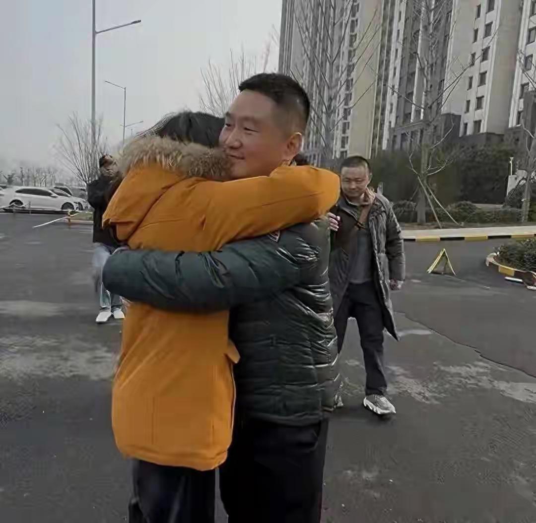 44岁的北京人雷女士，在1月31日做了一件让无数人破防的事——她专程坐火车赶到河