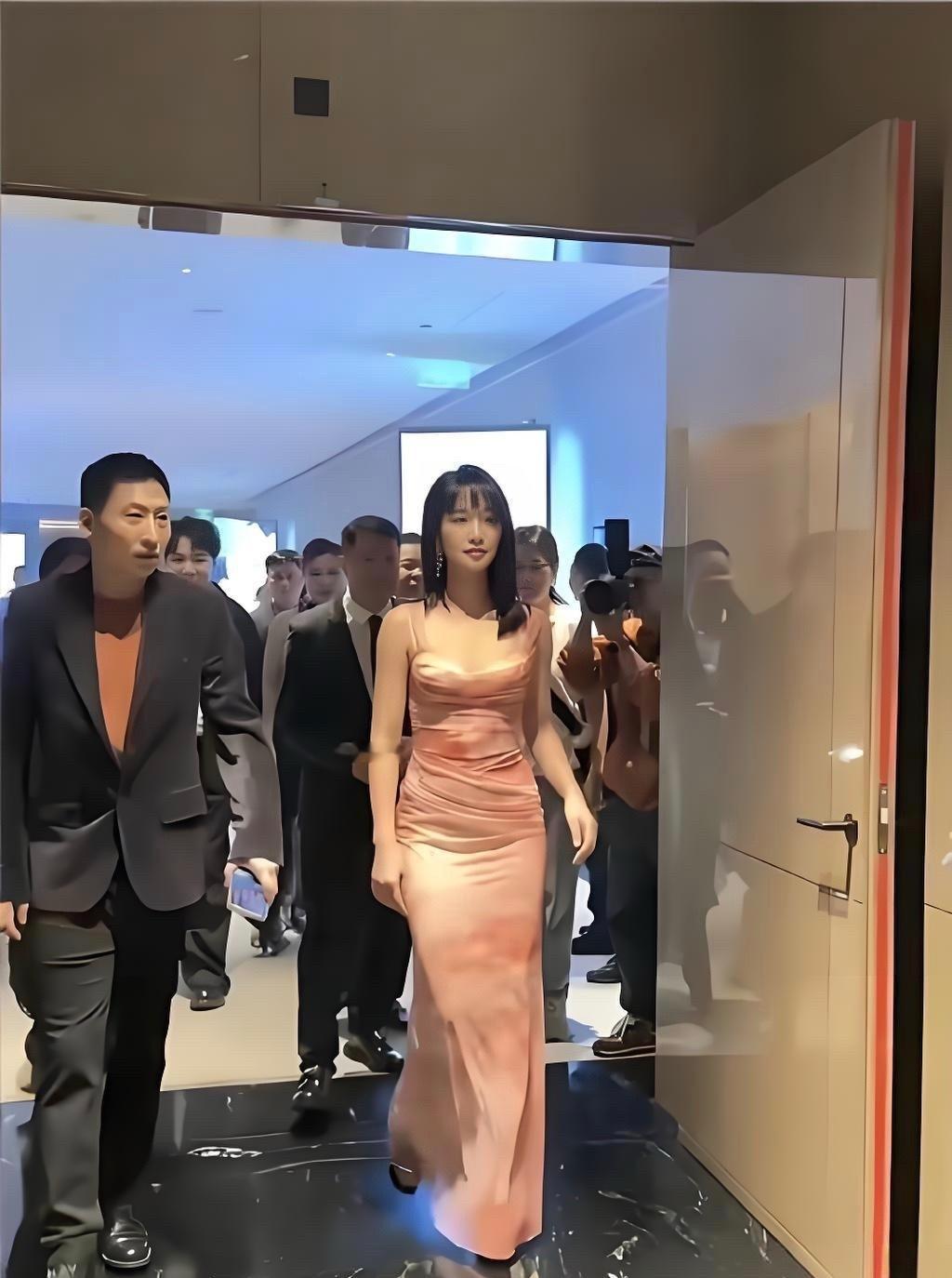 原以为在电视上看也就普普通通，没想到见到真人，直接被惊艳到，那美貌完全不是一个量