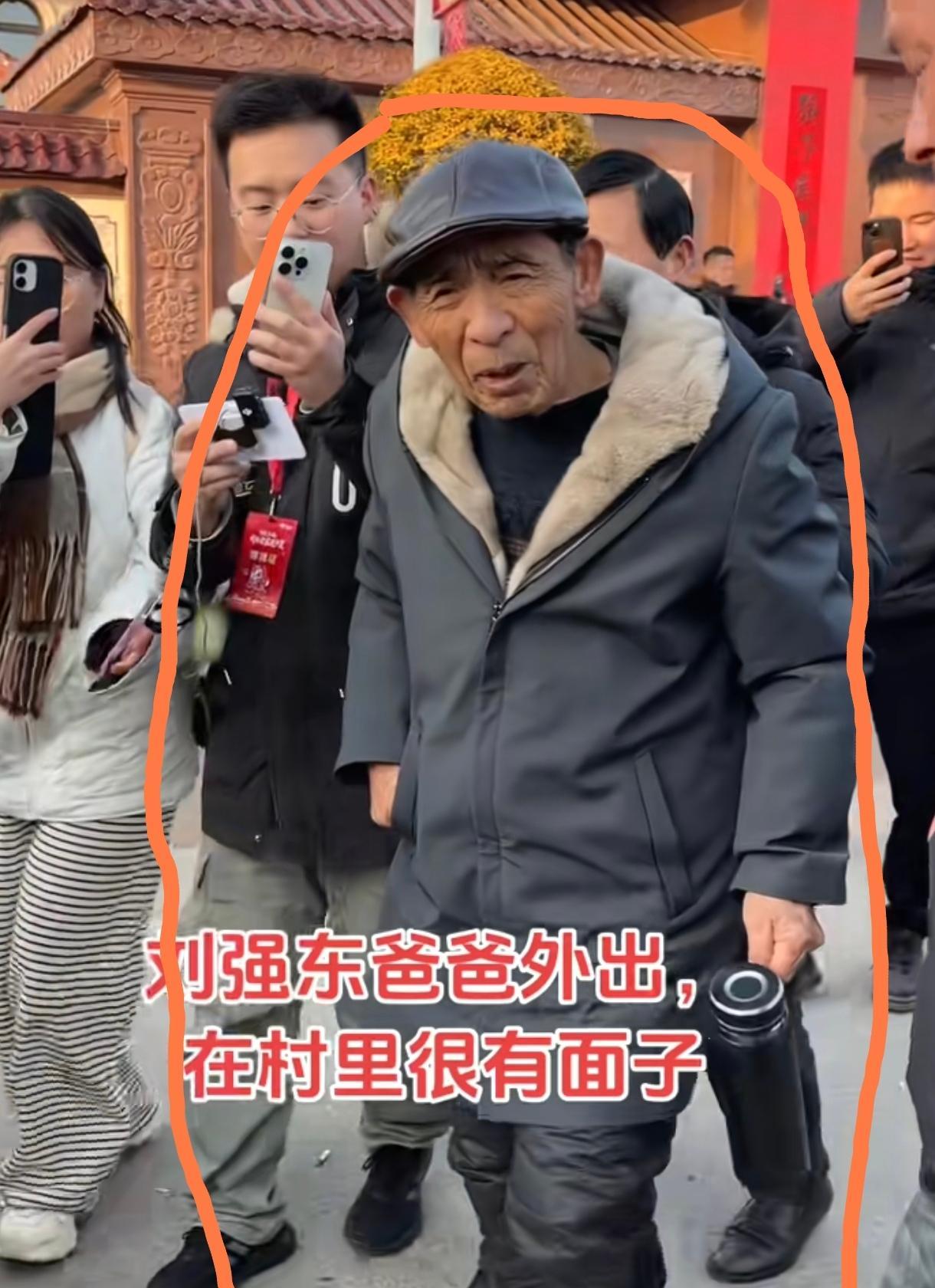 其实刘强东的父亲也是个苦命人，虽然儿子让他挺直了腰杆，但是女儿的意外还是让人意难