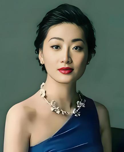 宗馥莉站不起来了！宗馥莉的路越走越窄。这和她能力关系不大，主要是因为