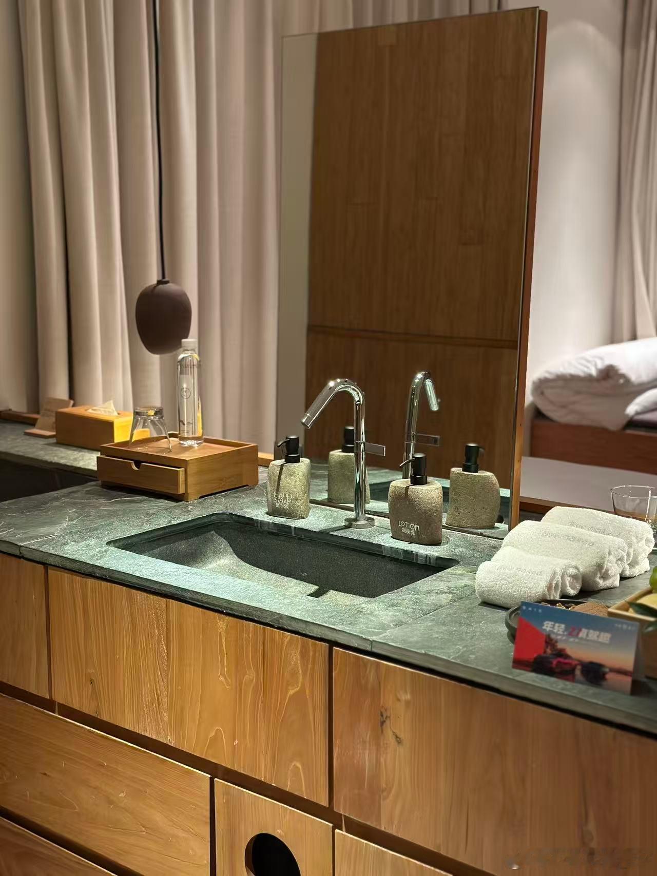 办理入住啦！这家酒店居然还带小厨房，也太贴心了吧自己煮点东西、热个夜宵都超方便，