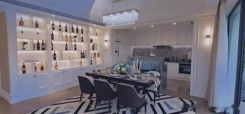 螺旋下跌不敢高杠杆买房。这个时候，你月收入2万，也许你就只敢买那种，200万的