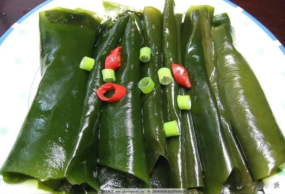 要说用于养生的碱性食品，首推海带。海带可是“碱性食物之王”，富含碘、钙、铁等多种
