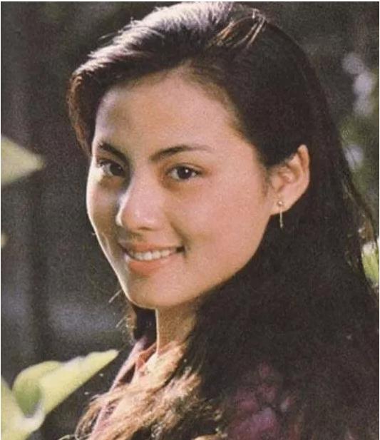 1996年，香港某住宅13楼。一位老妇人喋喋不休地谩骂：