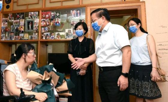 2012年，30岁医学女博士怀孕后瘫痪在床，住院期间丈夫悉心照顾。不料在生下儿