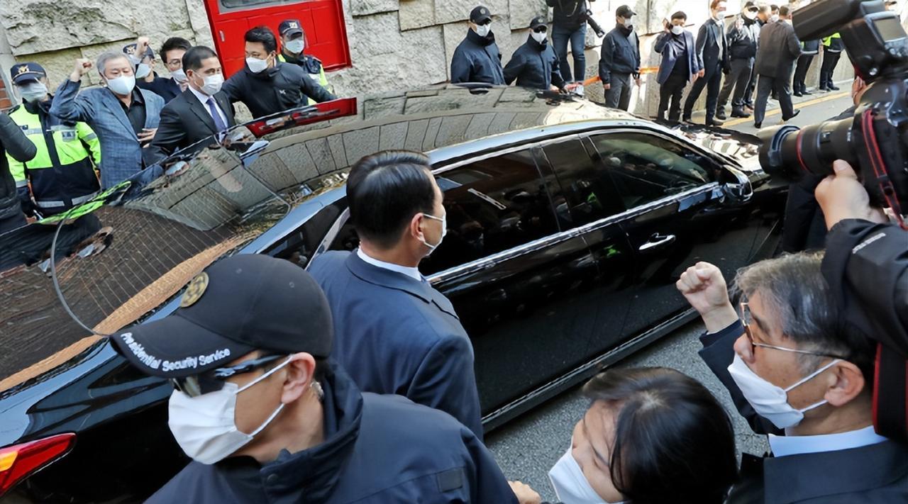 尹锡悦拒捕不顾颜面，不穿外衣在地上撒泼打滚，狱警拉都拉不走尹锡悦拒绝拘捕细节曝