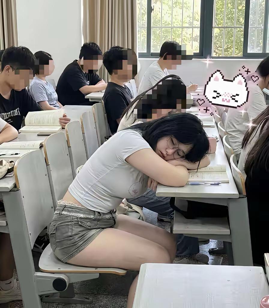 这应该就是大学，上课最真实的模样嘛！不过这姑娘也太好看了，白白嫩嫩软乎乎的，趴在