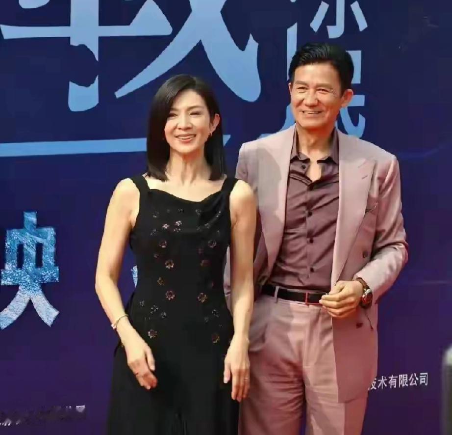 神仙同框！《寒战1994》首映炸场，周润发全程护妻太苏了《寒战19