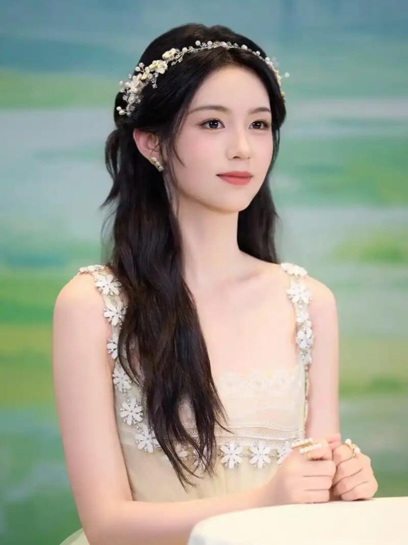 95花也该谈恋爱了周也是演员今年已经28岁了看到好多路人说恋爱是花粉地狱感觉入了