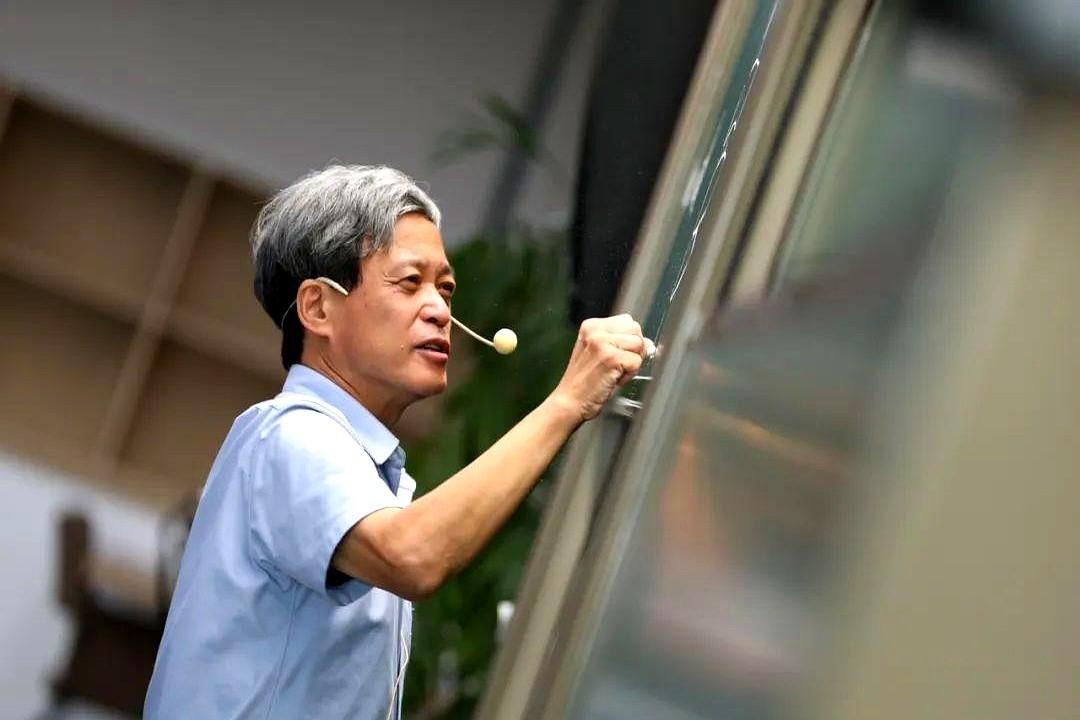 亚洲孩子不会提问，诺贝尔奖照样拿杨振宁一句话把中日韩学生全扫进去：课堂安静得