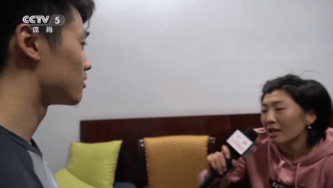 这个问题扎心呀！“你最好的运动成绩是多少呀？”徐梦桃采访问王心迪。王心迪呵呵