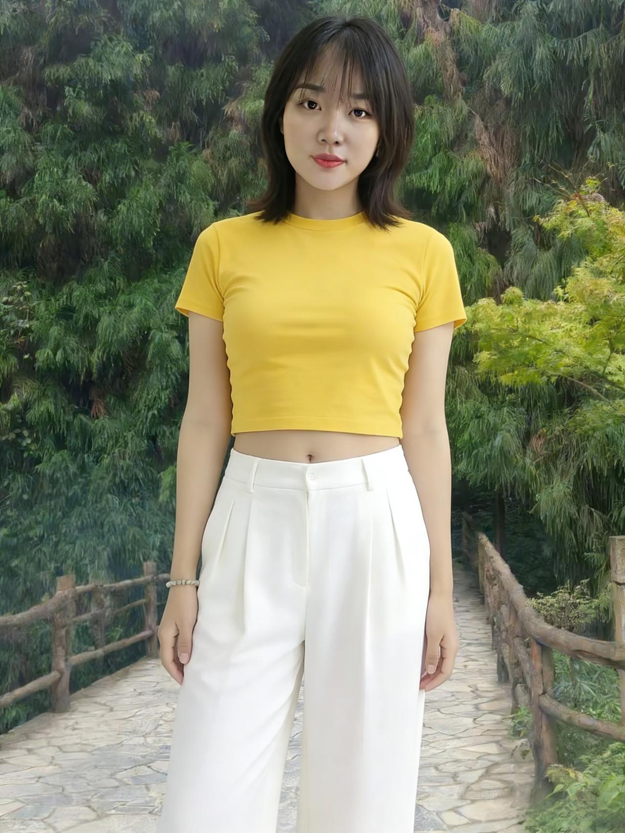 黄衫白裤踏烟萝，竹海风生翠浪多。行到桥边回首望，一身晴日满山阿。