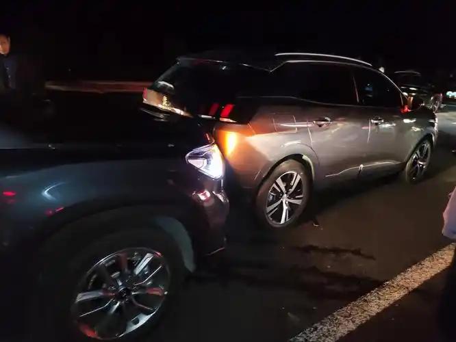 “玩不起！”新疆，一男子夜里倒车，剐蹭到邻居的车。他苦等到凌晨0点，还是联系不上