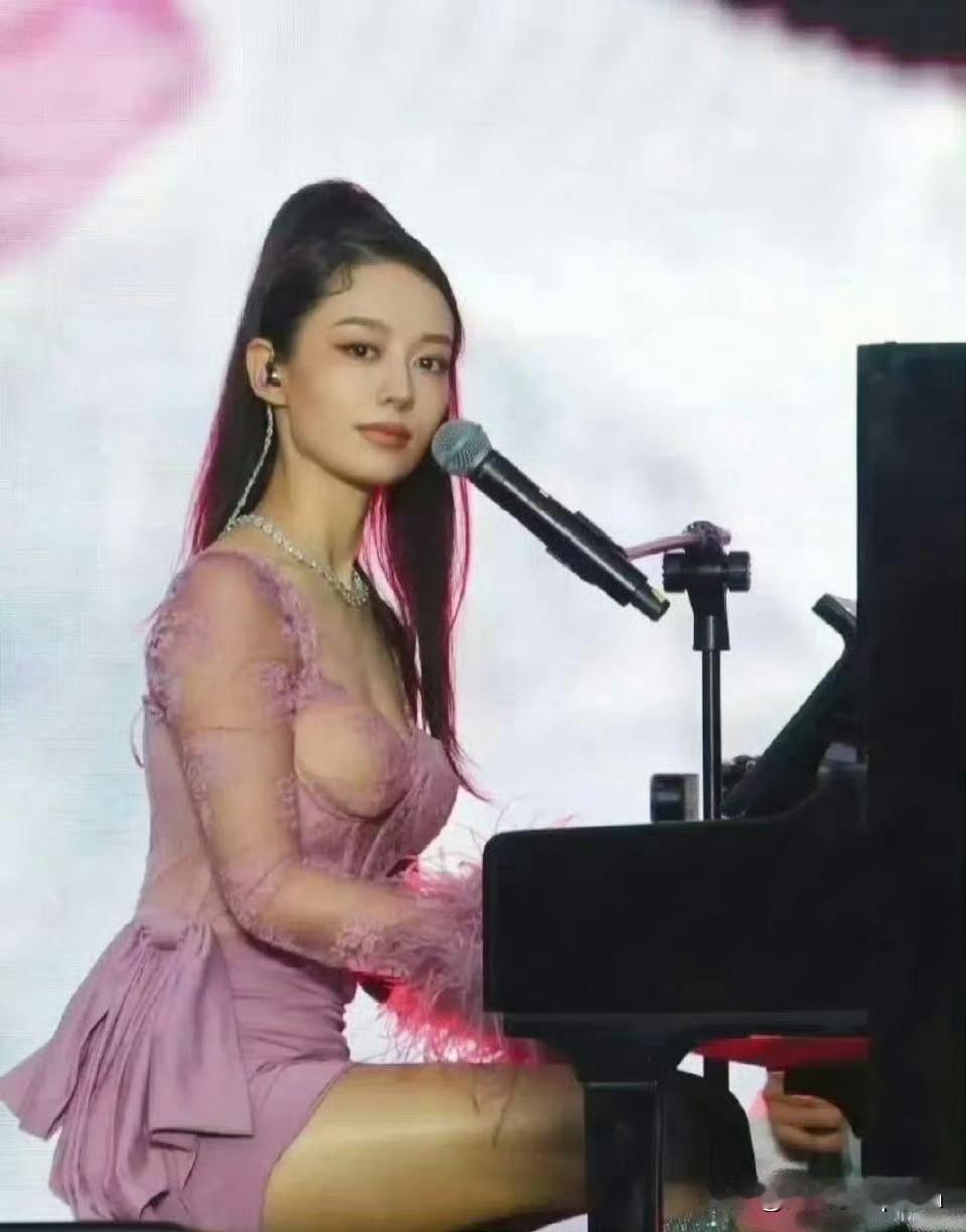 天呐，吉娜这腰是真实存在的吗？这身材比例也太好了！钢琴家的手配上这曲线，简直是