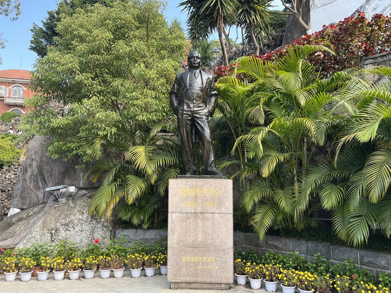 厦门市鼓浪屿有座菽庄园，它是林尔嘉先生投资建造的美丽的海边花园。这座花园值得人们