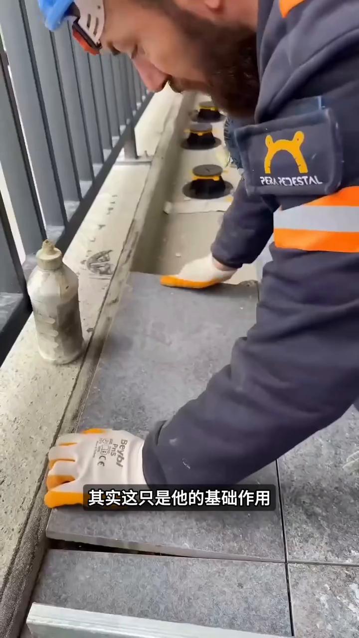 悬空瓷砖奥秘。你见过这样的浮动地板吗？第一眼看上去总感觉下一脚踩下去就得出事，