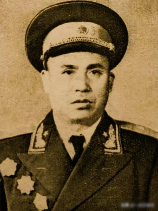 1947年，四野师长娶了老战友的遗孀带一子一女，新婚之夜，师长提了一个要求，他说