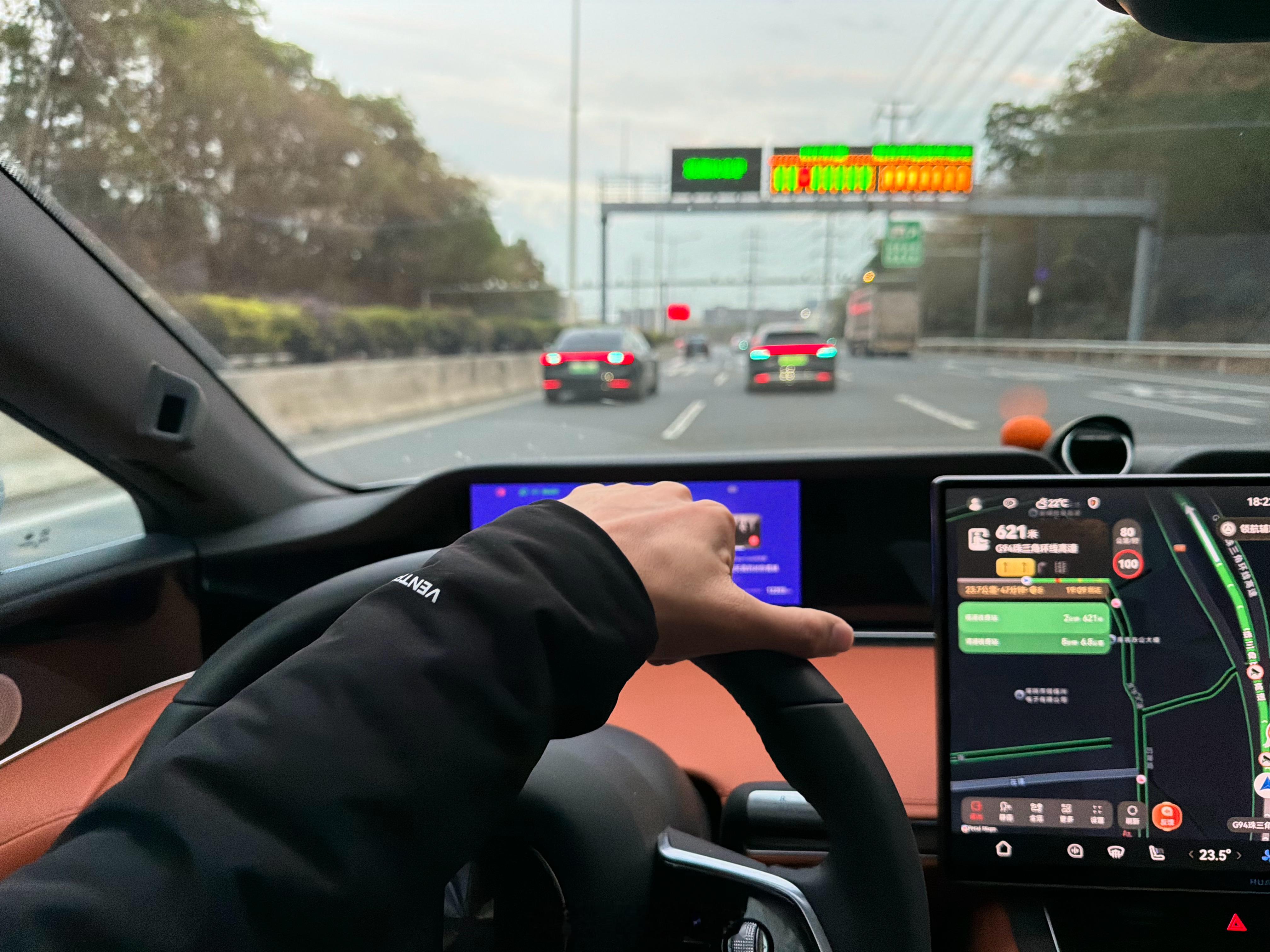 还以为眼花了，两台小蓝灯享界S9从眼前飞驰而过合着我自己开的没有智驾快呗享界s9