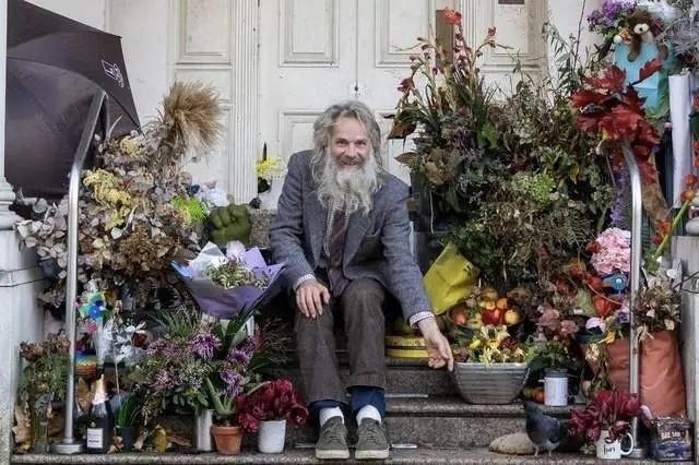 许家印在英国的豪宅被流浪汉占领了，这个世界太魔幻了。虽然流浪汉无法进入豪宅内