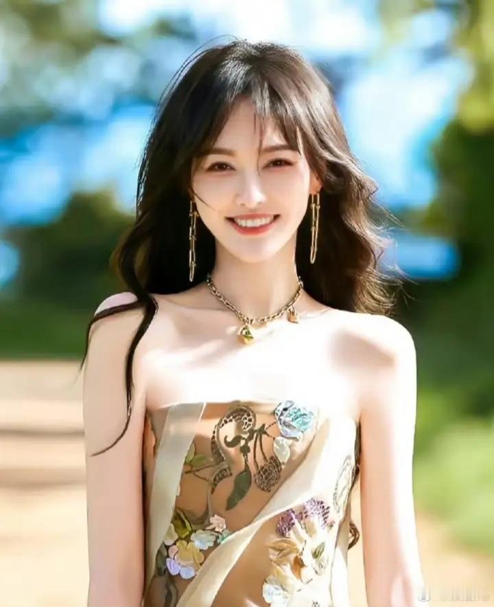 1.江疏影与童瑶私下关系不是很和谐，本来《三十而已》的第一女主应该是江疏影，但