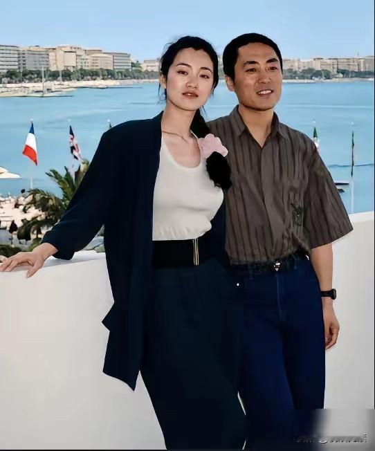 当年的巩俐姐太漂亮了，这气质独一无二，低调又不张扬。她和张艺谋导演联手8年，拍了