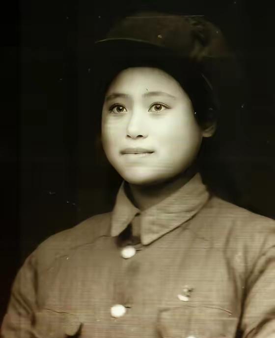 王慧瑛，1935年11月生，江苏常州人，中共党员。1950年3月入伍，年仅14岁