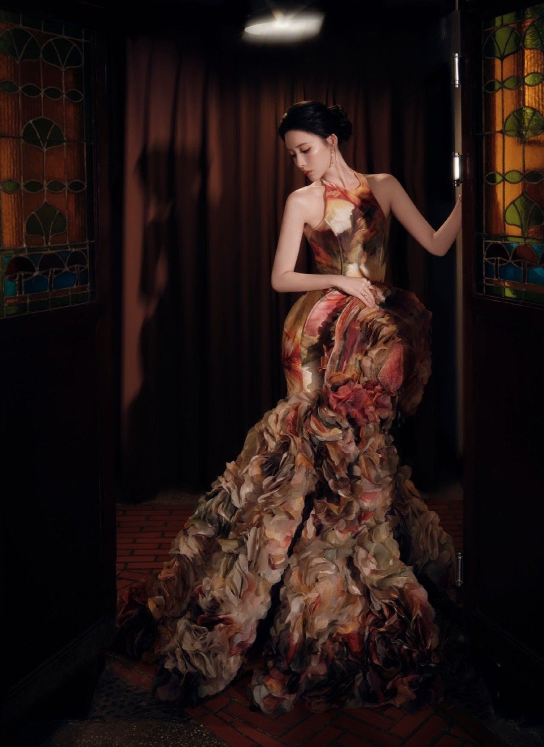 这才是降维打击的东方神韵！苏绣双面隐约透出拉斐尔笔下的柔光，翡翠玉扣锁着竹林七贤