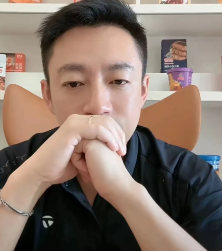 汪小菲在湾湾还没有回来，今天直播全程汪小菲都不是很开心的样子，原来是两个孩子回北