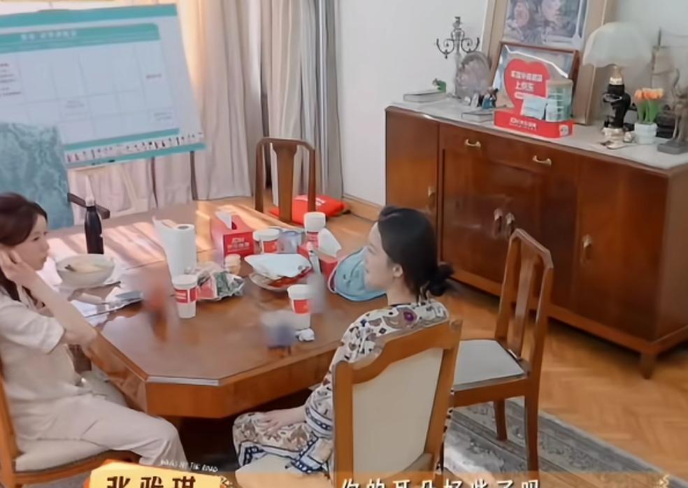 李沁耳朵发炎了，她最近有点疲劳了，张雅琪也是主动问起她耳朵的情况，张雅琪：“你的