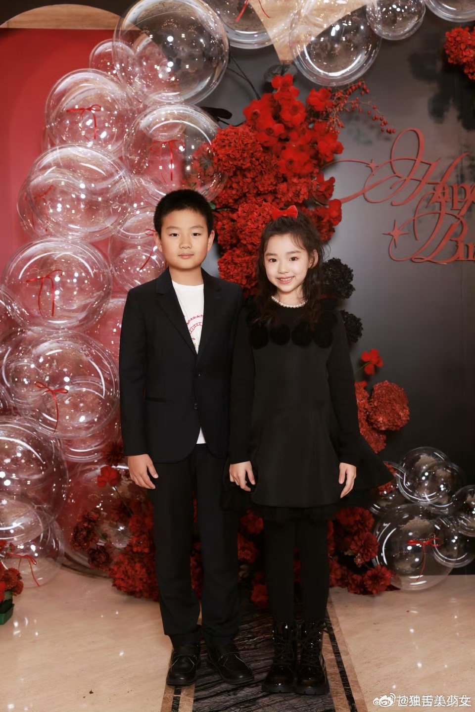 董璇一家与佟大为一家合照董璇生日聚会，老公张维伊女儿小酒窝，闺蜜佟丽娅、佟大为关