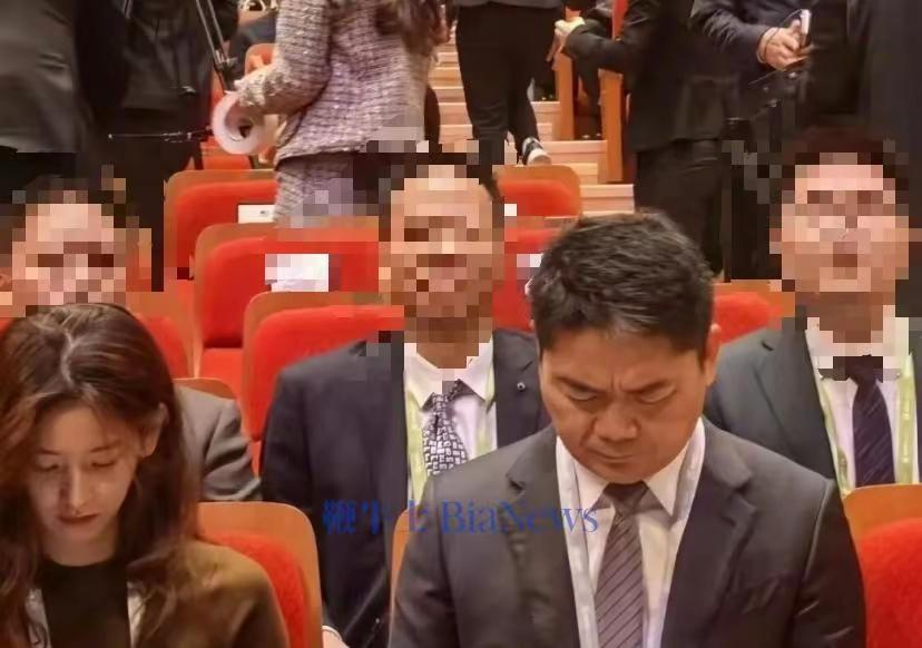 强哥最大的错误就是娶了奶茶妹老夫少妻不和谐是肯定的以前是奶茶妹挽着强哥现在