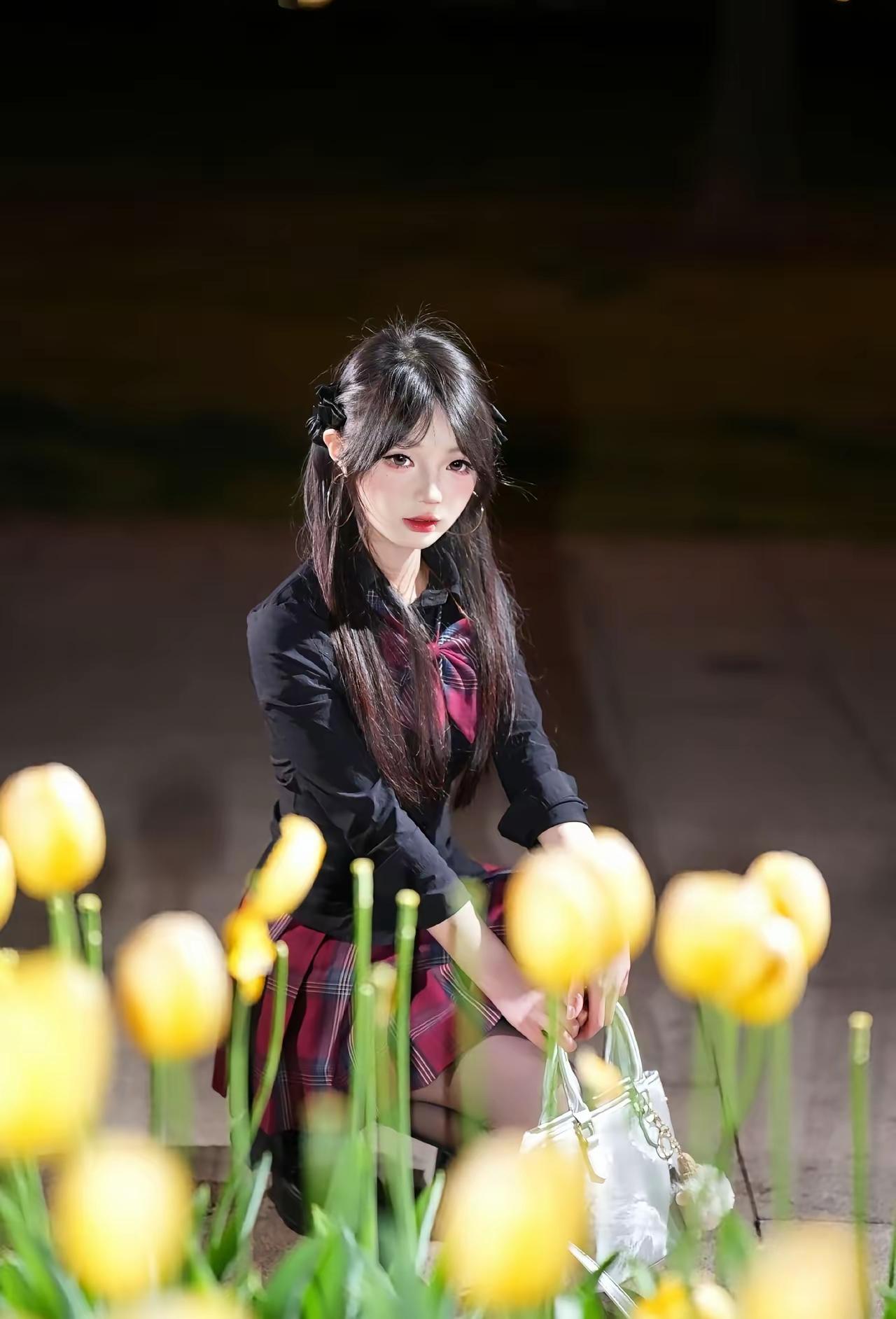 夜幕下的少女与盛开的郁金香，梦幻而浪漫的夜晚。