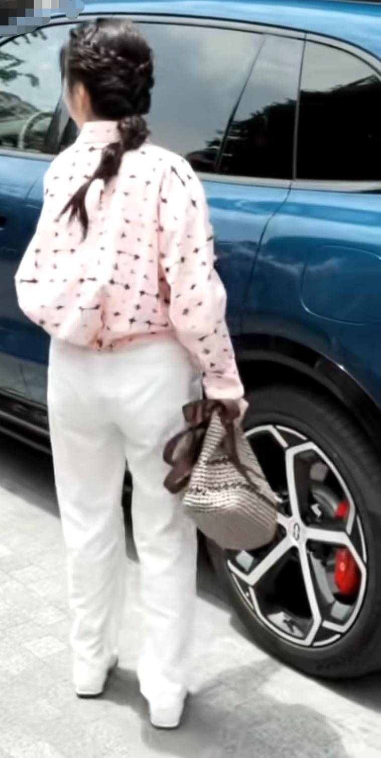 优雅穿搭指南：粉色衬衫+白色长裤，搭配时尚手提包，尽显都市女性魅力！