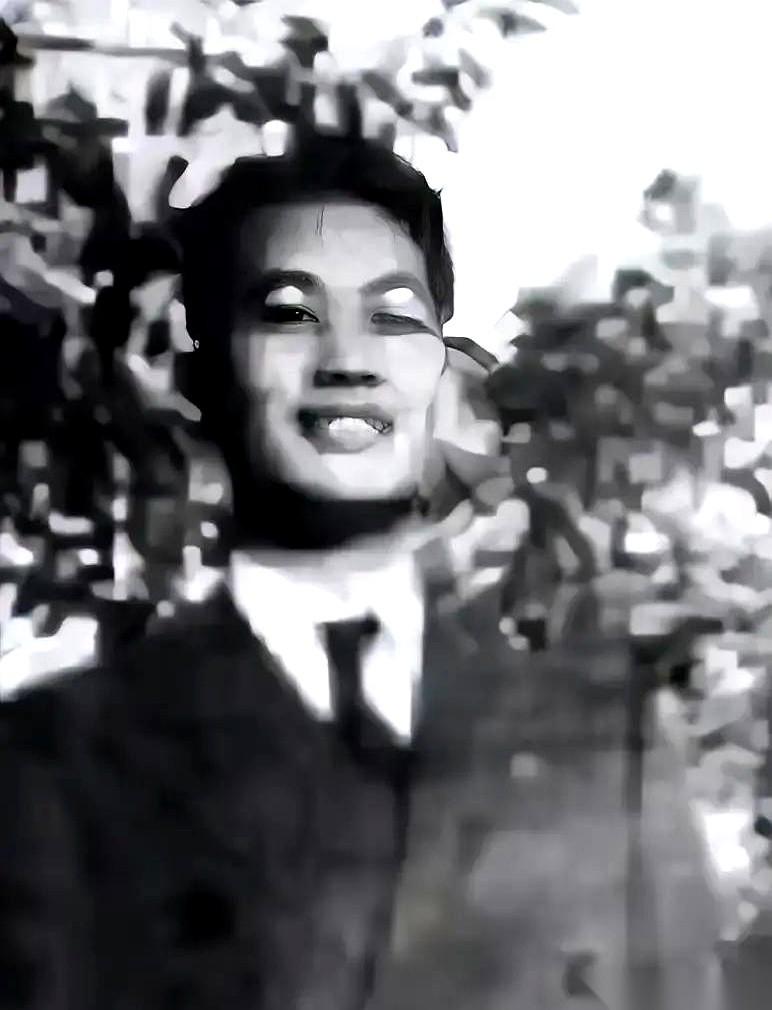 1942年的南京，汪精卫老婆穿着睡衣趿拉着鞋，指着日本宪兵队长的鼻子破口大骂。就