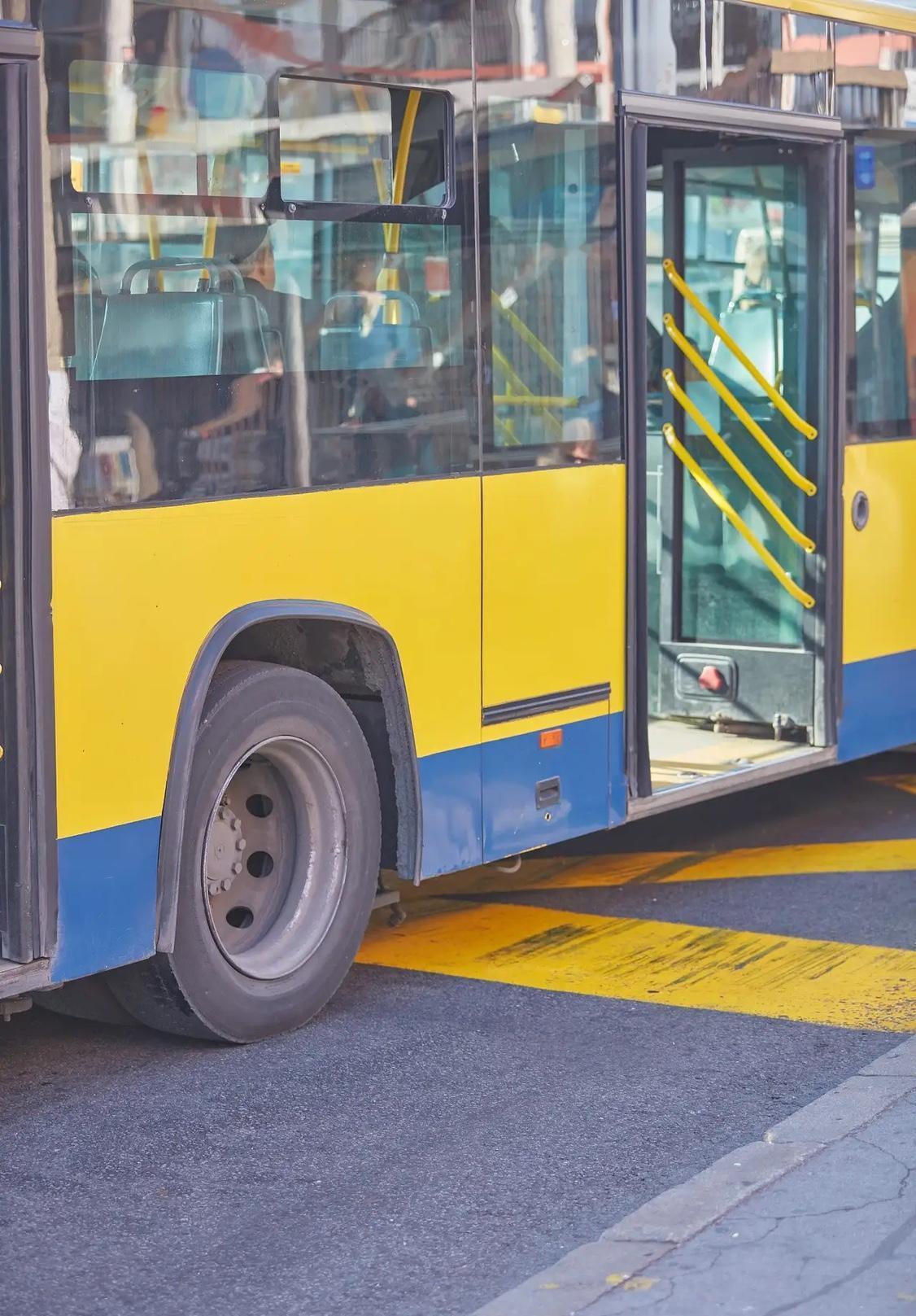 广州，6旬老太坐公交，期间坐累了，就起身在车厢过道里走动，活动腿脚。谁知，司机避