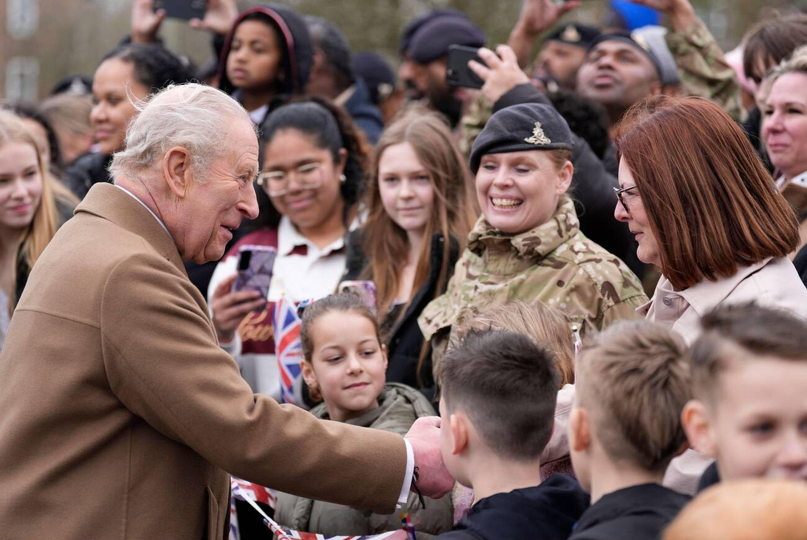 英国王室2026年2月26日，查尔斯三世在汉普郡贝克兵营视察皇家炮兵部队。