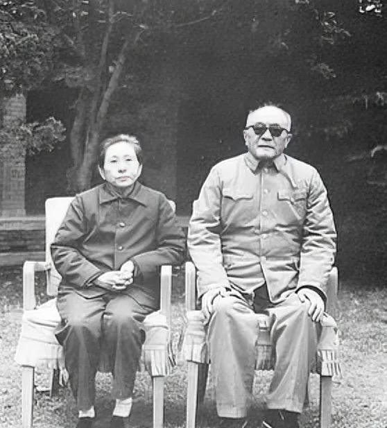 1941年，黄克诚迎娶23岁的女学生唐棣华，结婚前，黄克诚对她说：“你不能因为男