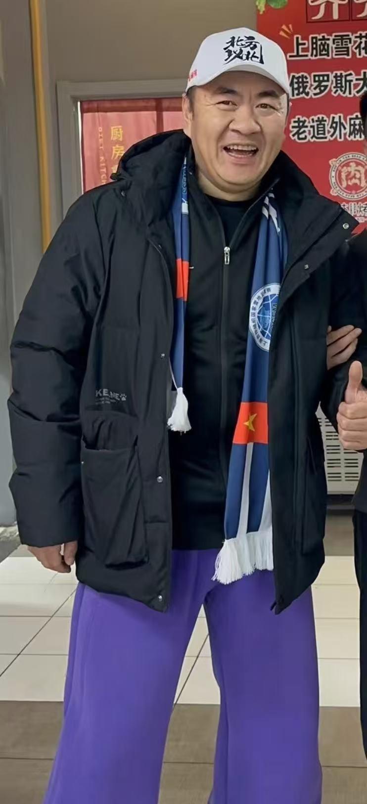 哈尔滨这事儿真挺讽刺。哈尔滨冰雪大世界的主持人“左右哥”，被戏称“罗圈腿，公鸭